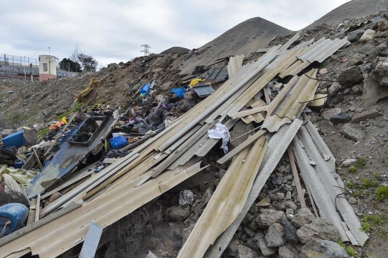 Los restos de pateras se amontonan en el barranco de Maspalomas