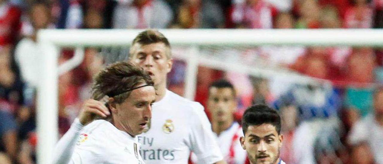 Nacho Cases presiona a Modric.