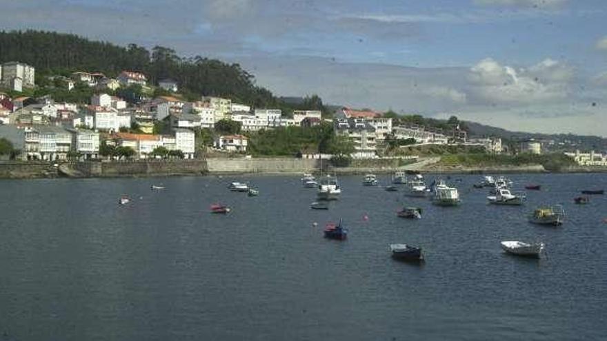 Varias embarcaciones en el puerto de Corcubión. / irene molina