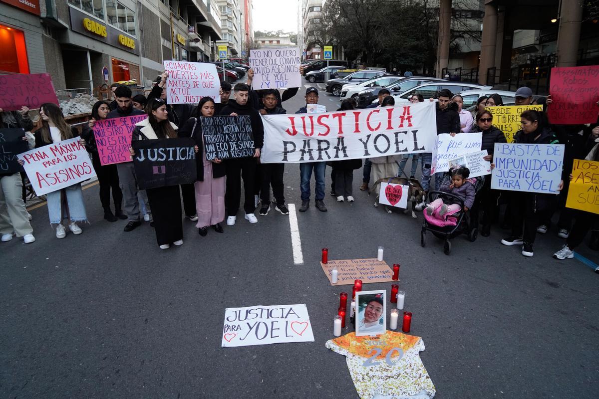 Concentración en calle Sinfónica de Galicia en demanda de justicia para Yoel Quispe.