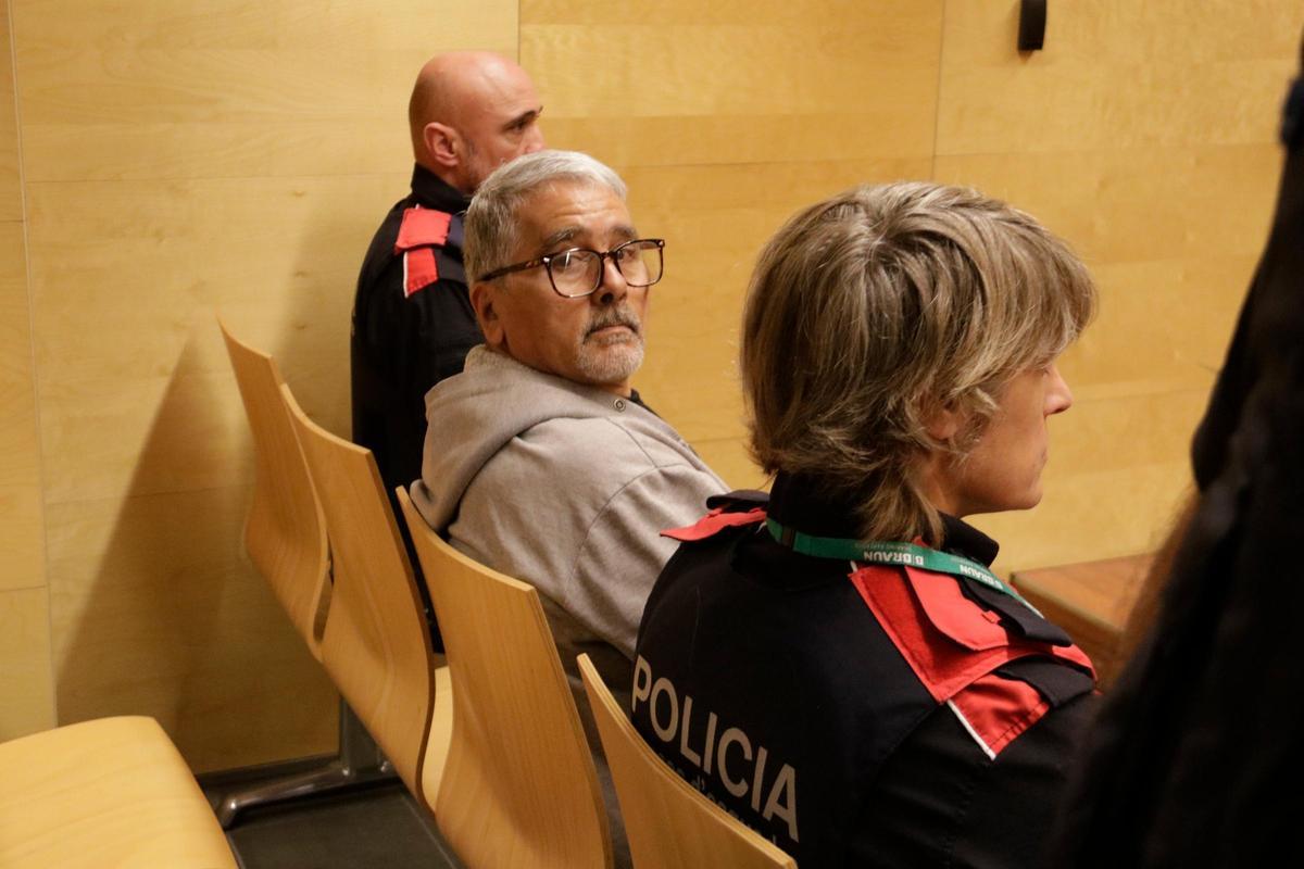 Custodiat pels Mossos, l'home que es va atrinxerar en un mas de les Llosses i va disparar, durant el judici.
