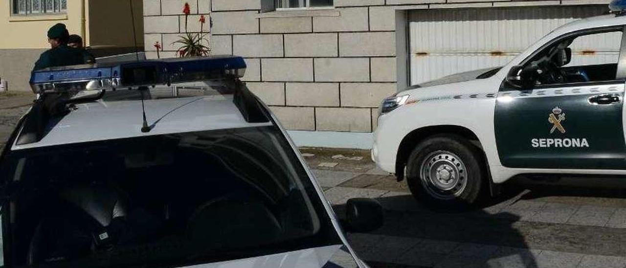 Policía Local de Cangas y Guardia Civil, en el lugar de los hechos, en la calle San José. // Gonzalo Núñez