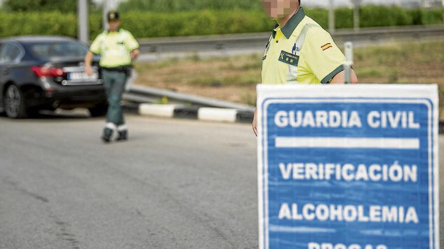 Un control de alcohol y drogas de la Guardia Civil.