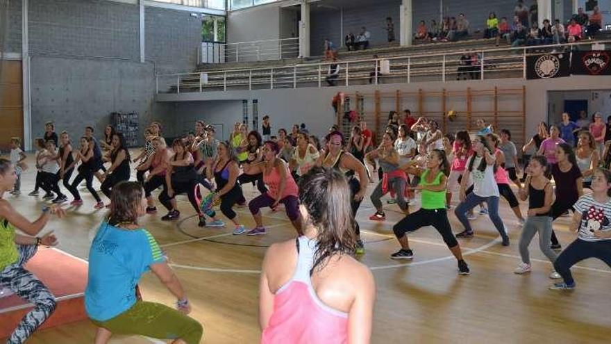 Participantes en el festival de zumba solidaria, ayer, en Cambre.