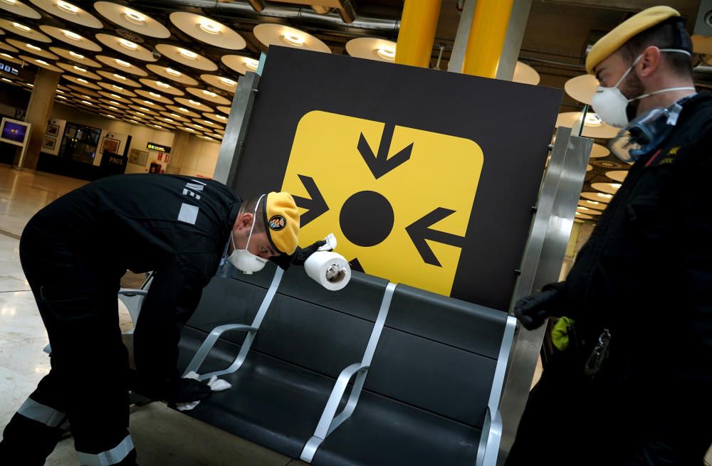 MADRID. 19.03.2020. CORONAVIRUS. Miembros de la UME limpian el aeropuerto de Barajas, terminal T4. FOTO: JOSE LUIS ROCA