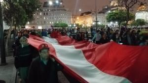 Diversos colectivos ciudadanos y partidos de izquierda salieron con banderas peruanas a las calles del centro histórico de Lima para manifestar su rechazo a la medida.