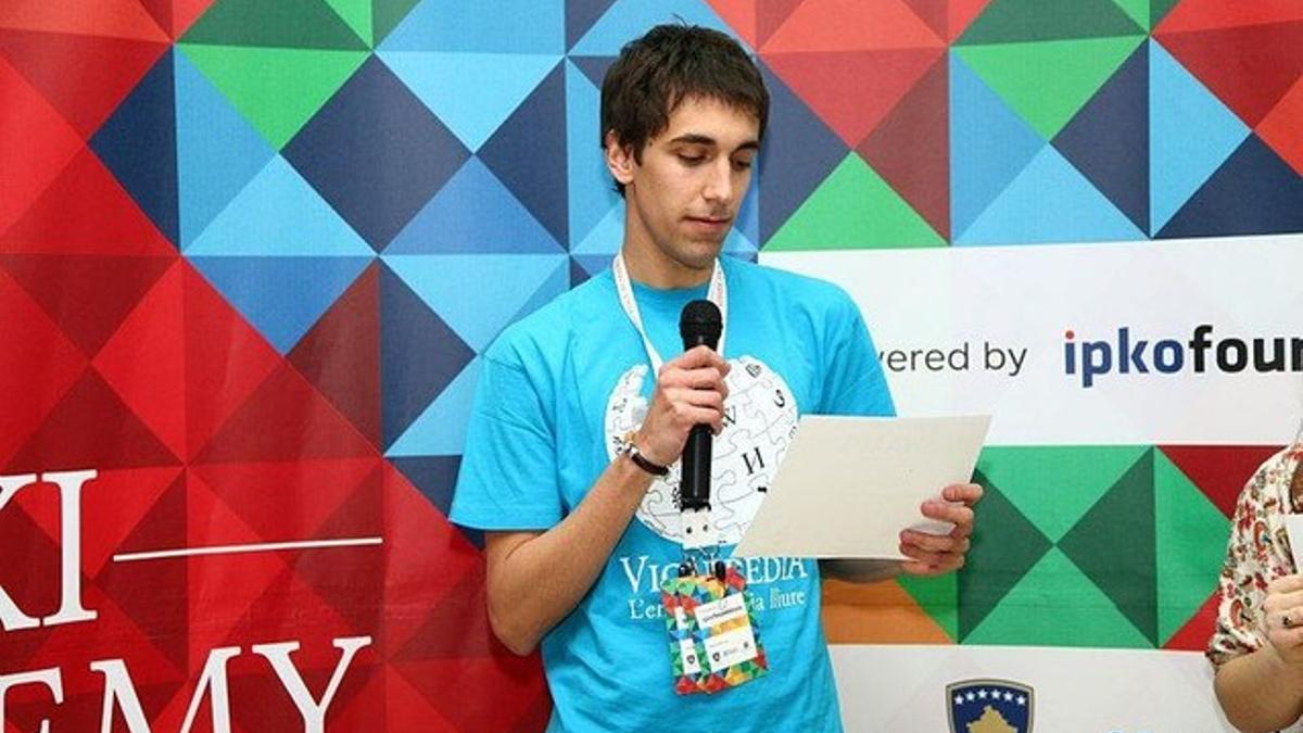 Arnau Duran, actual presidente de Amical Wikimedia, dando un premio a la Wiki Academy Kosovo