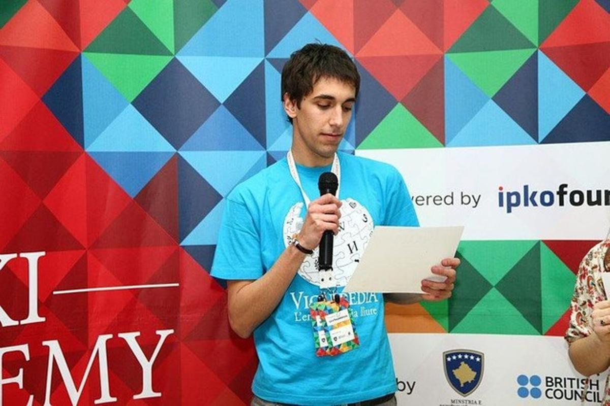 Arnau Duran, actual president d’Amical Wikimedia, donant un premi a la Wiki Academy Kosovo.