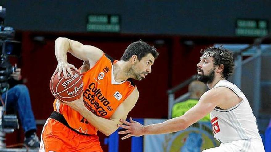 Rafa Martínez intenta superar la defensa de Sergi Llull