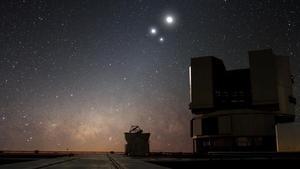 Conjunción entre Venus, Júpiter y la Luna, fotografiada cerca del Very Large Telescope (Chile) en Diciembre de 2009.