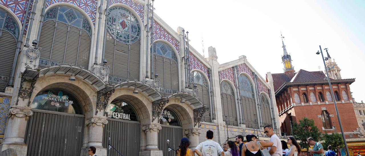 Un grupo de turistas en el Mercado Central de València.