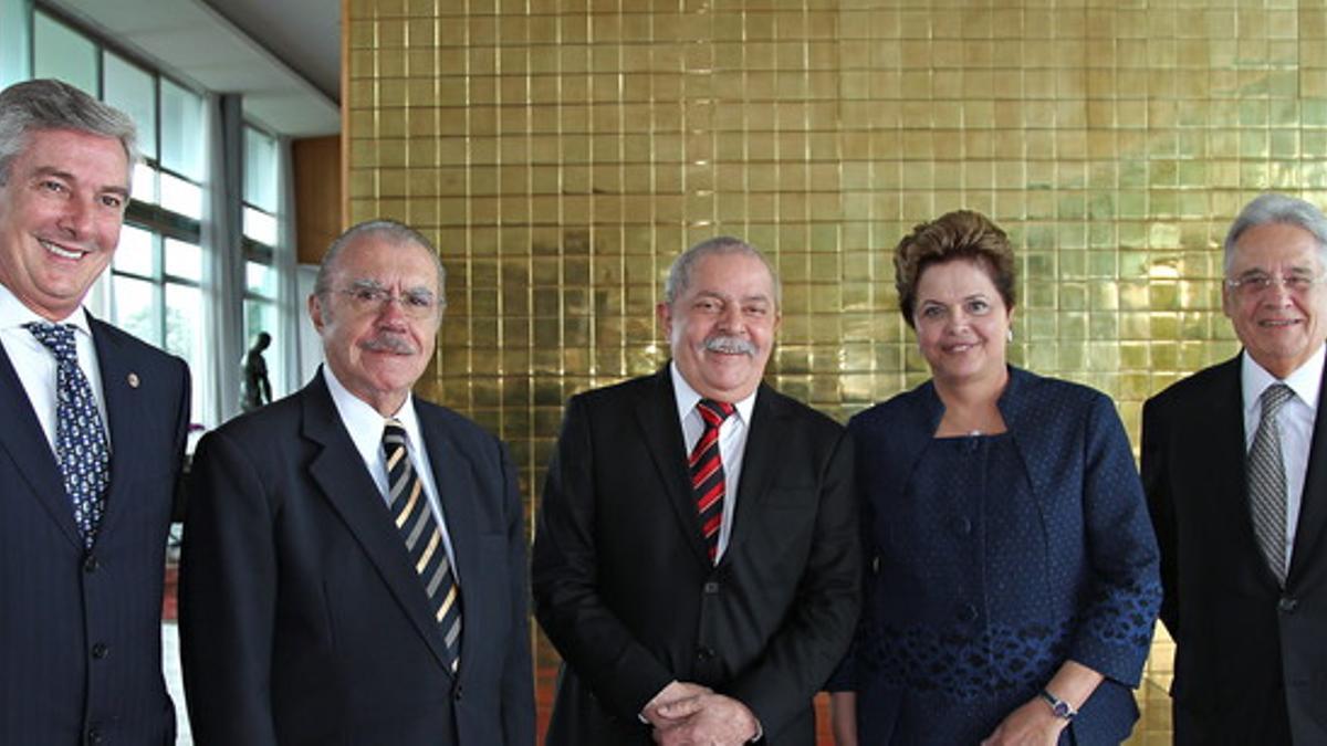 Dilma Rousseff, junto a los expresidentes del país, de izquierda a derecha, Fernando Collor, Jose Sarney, Luiz Inácio 'Lula' Da Silva y Fernando Henrique Cardoso, el miércoles en Brasilia.