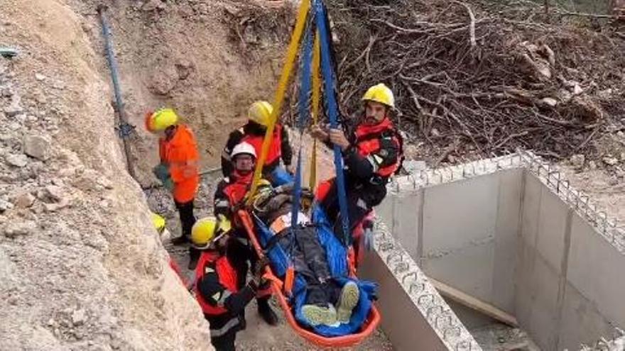 El trabajador herido fue izado por una grúa en una camilla.