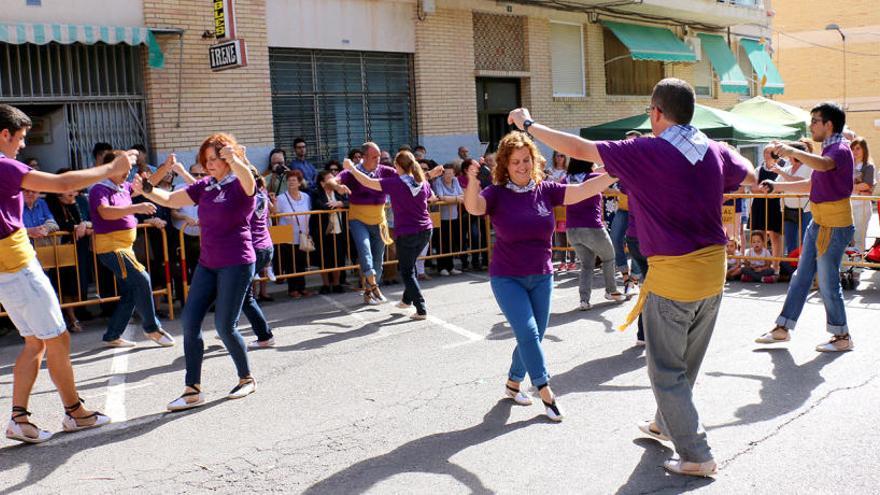 Xixonencs en una danza típica