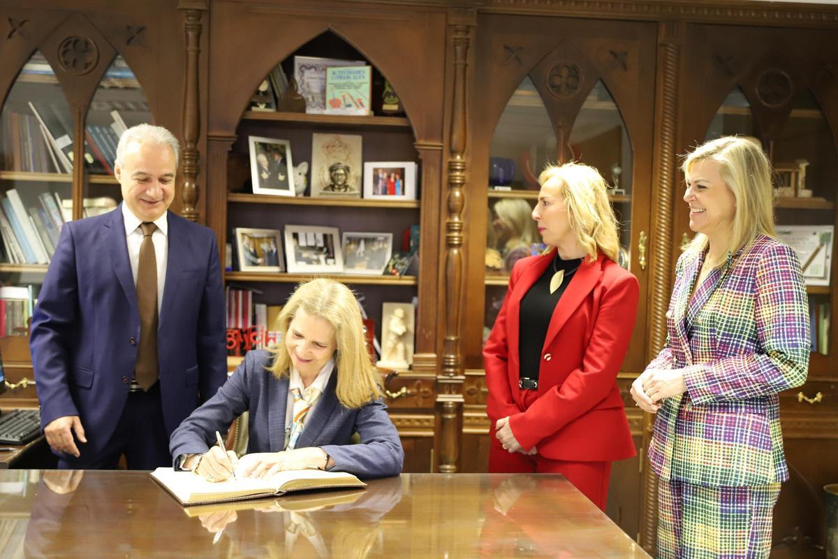La infanta Elena de Borbón signa en el libro de firmas ilustres del Ayuntamiento.