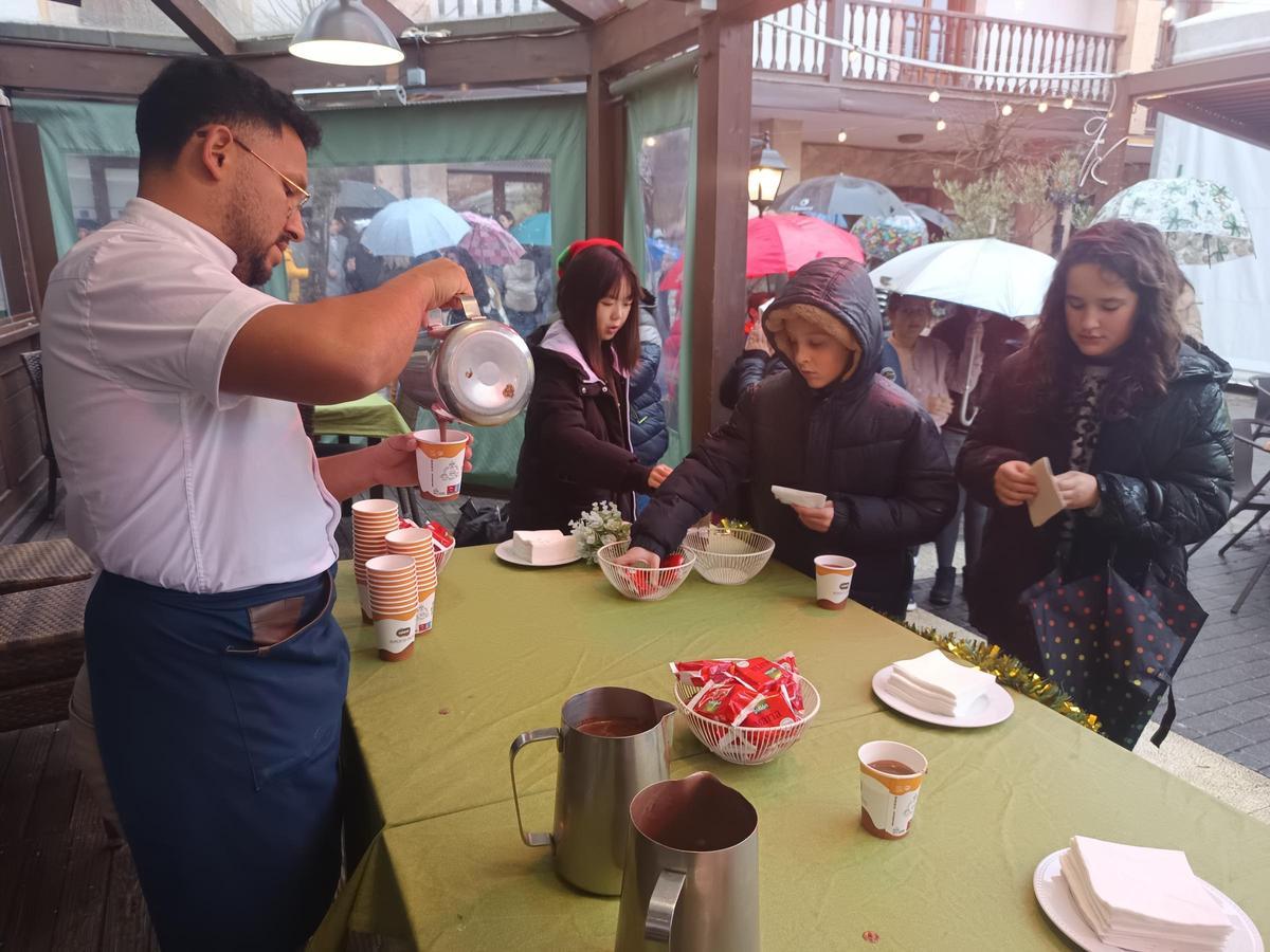 Reparto de chocolate y galletas.