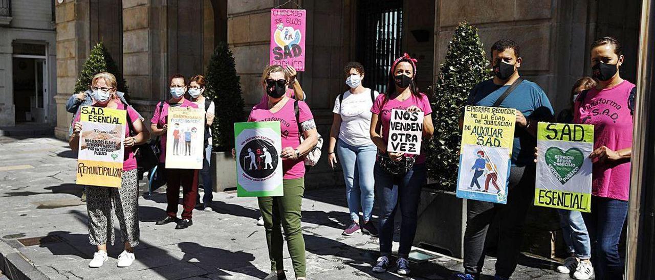 Trabajadoras del servicio de ayuda a domicilio concentradas ayer en la plaza Mayor.