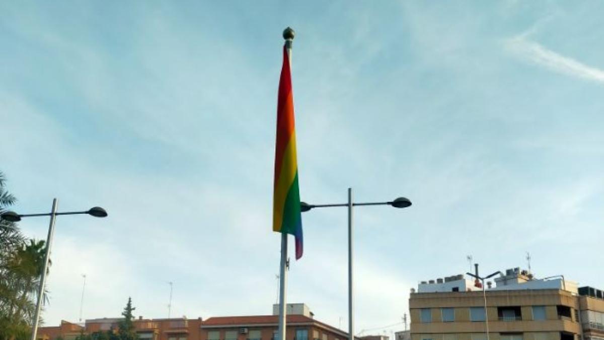 La bandera arcoíris vuelve a ondear en el Jardín Chino