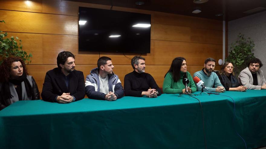 Marta Giráldez contó con el respaldo en su comparecencia con compañeros socialistas de toda la comarca. |  // NOÉ PARGA