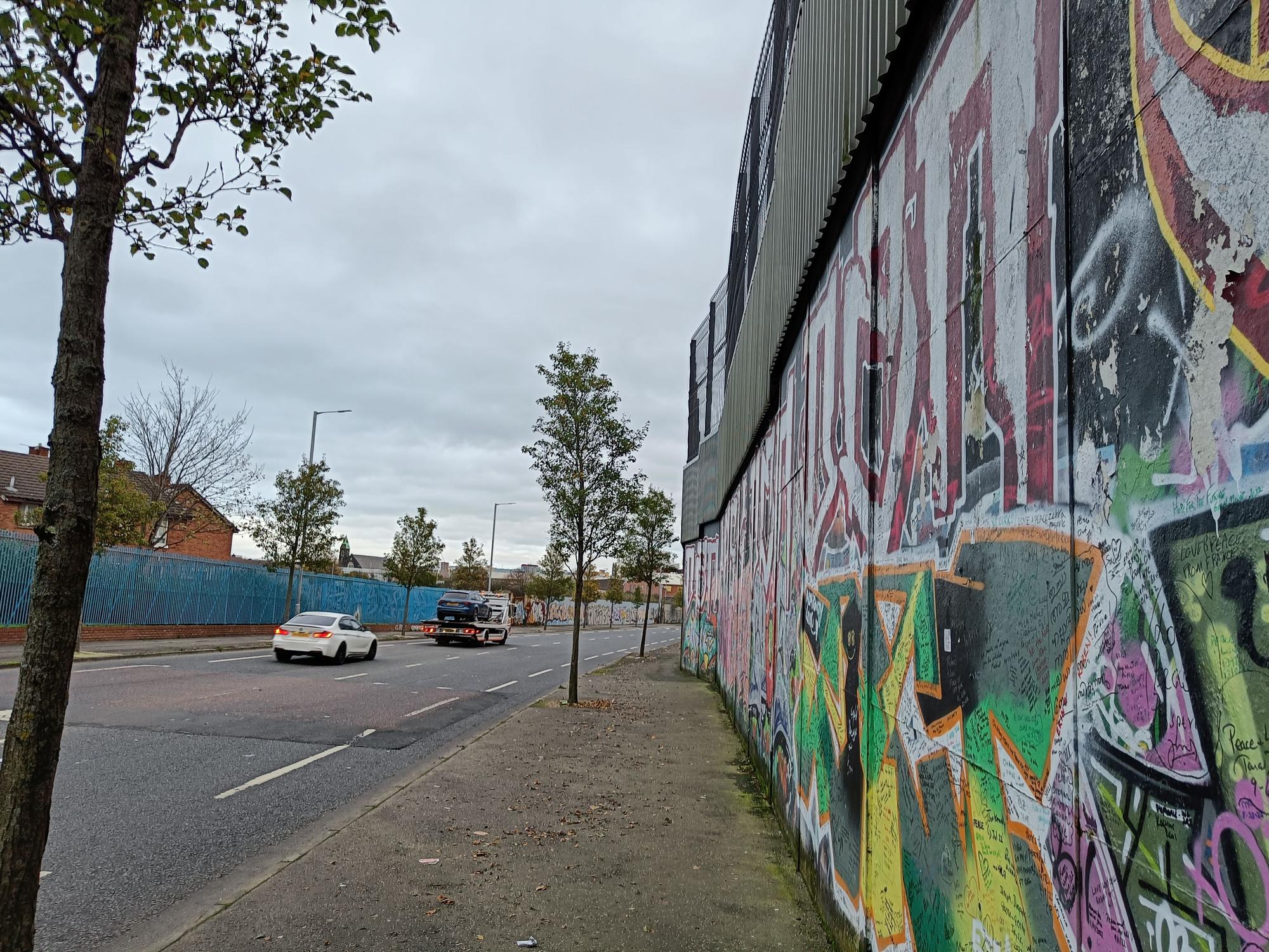 En imágenes: Música, comida y fiesta para derribar el muro de Belfast