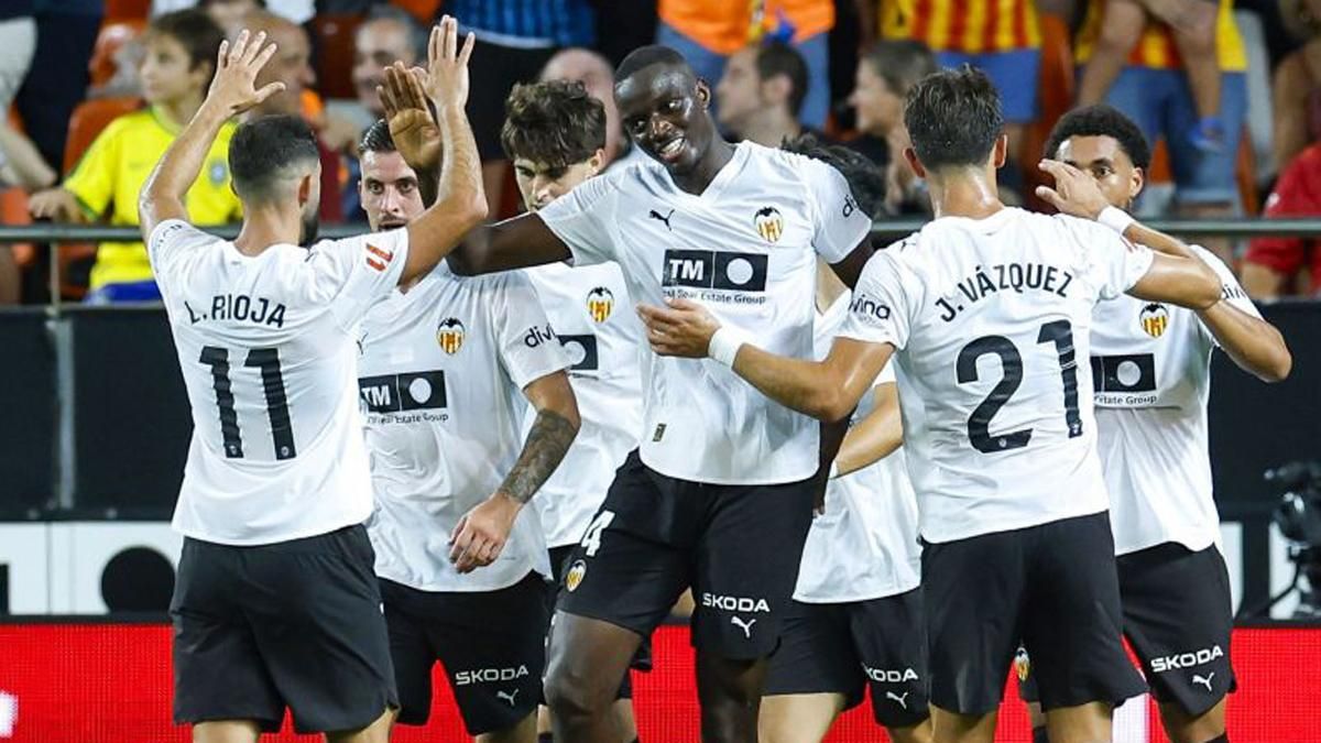 Los jugadores del Valencia, celebrando el gol de Diakhaby