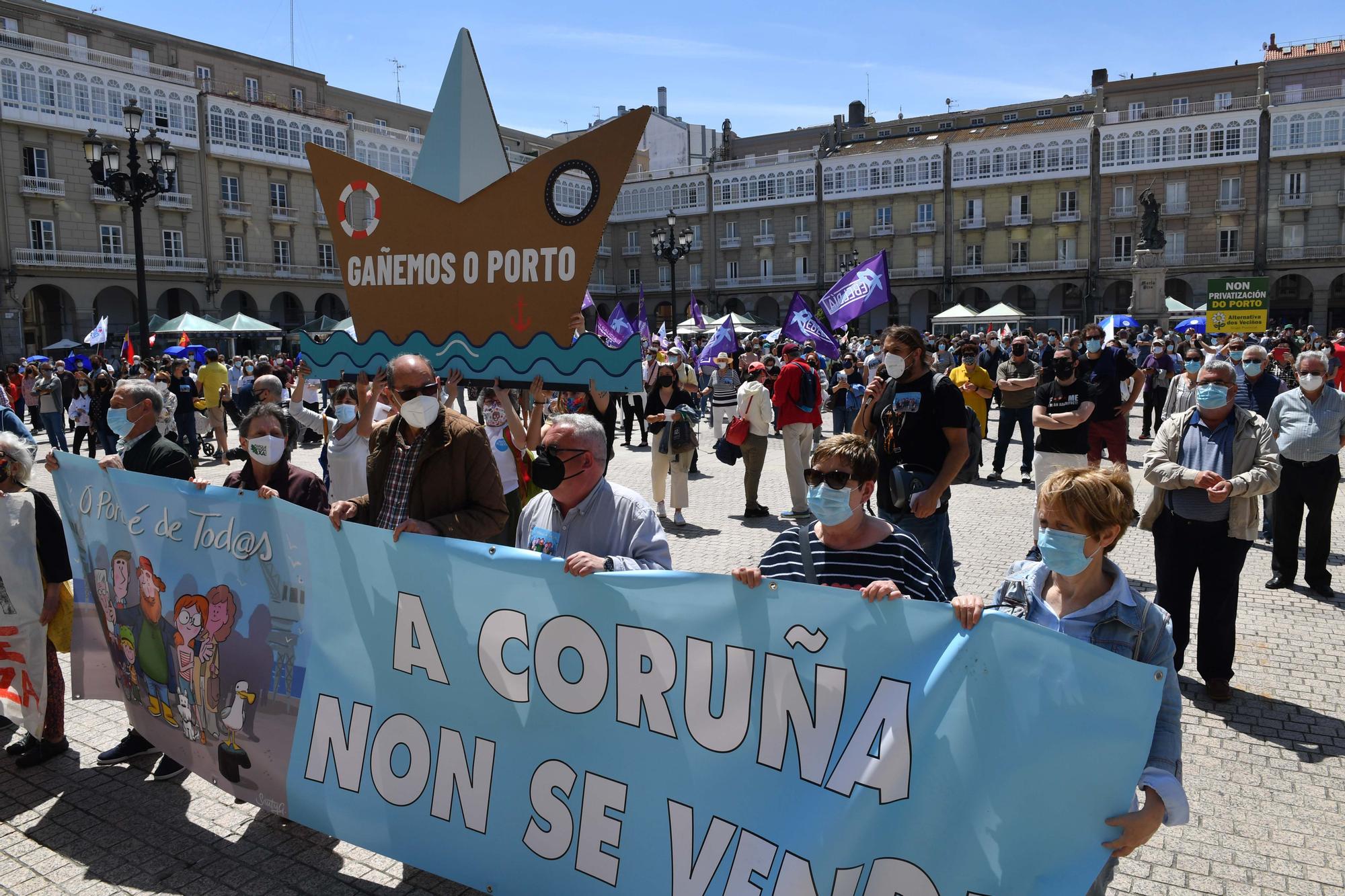 800 personas se manifiestan en contra de la venta de los muelles de A Coruña