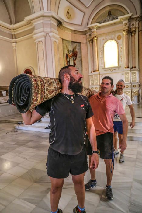 Los vecinos de Redován se ponen manos a la obra para habilitar la iglesia