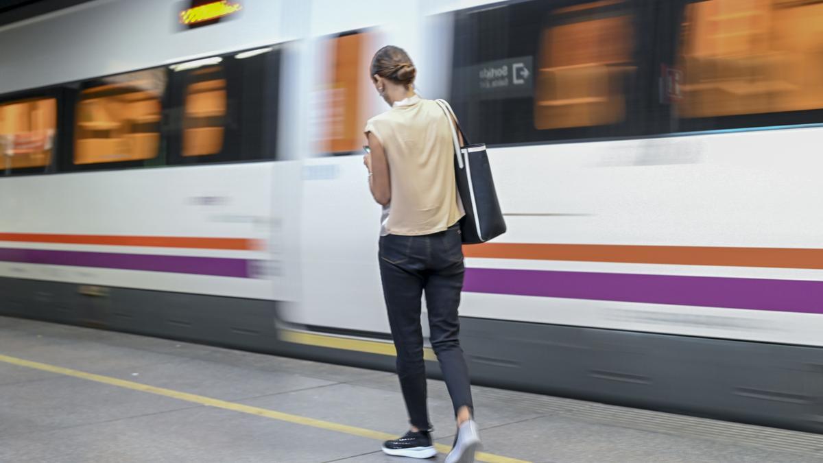 Barcelona. 09.09.2022. Sociedad. Usuarios del servicio de Rodalies de Renfe aguardan en el andén de la estación de El Clot.  Fotografía de Jordi Cotrina