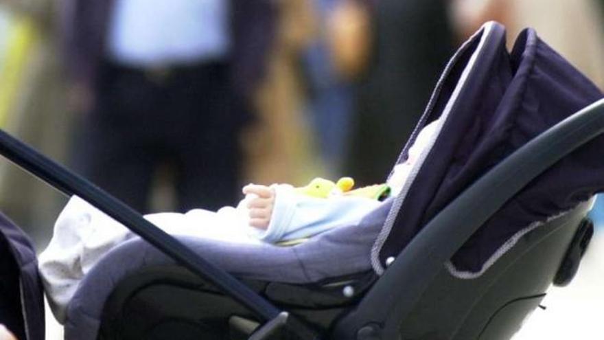 Un bebé en su carrito. / carlos pardellas