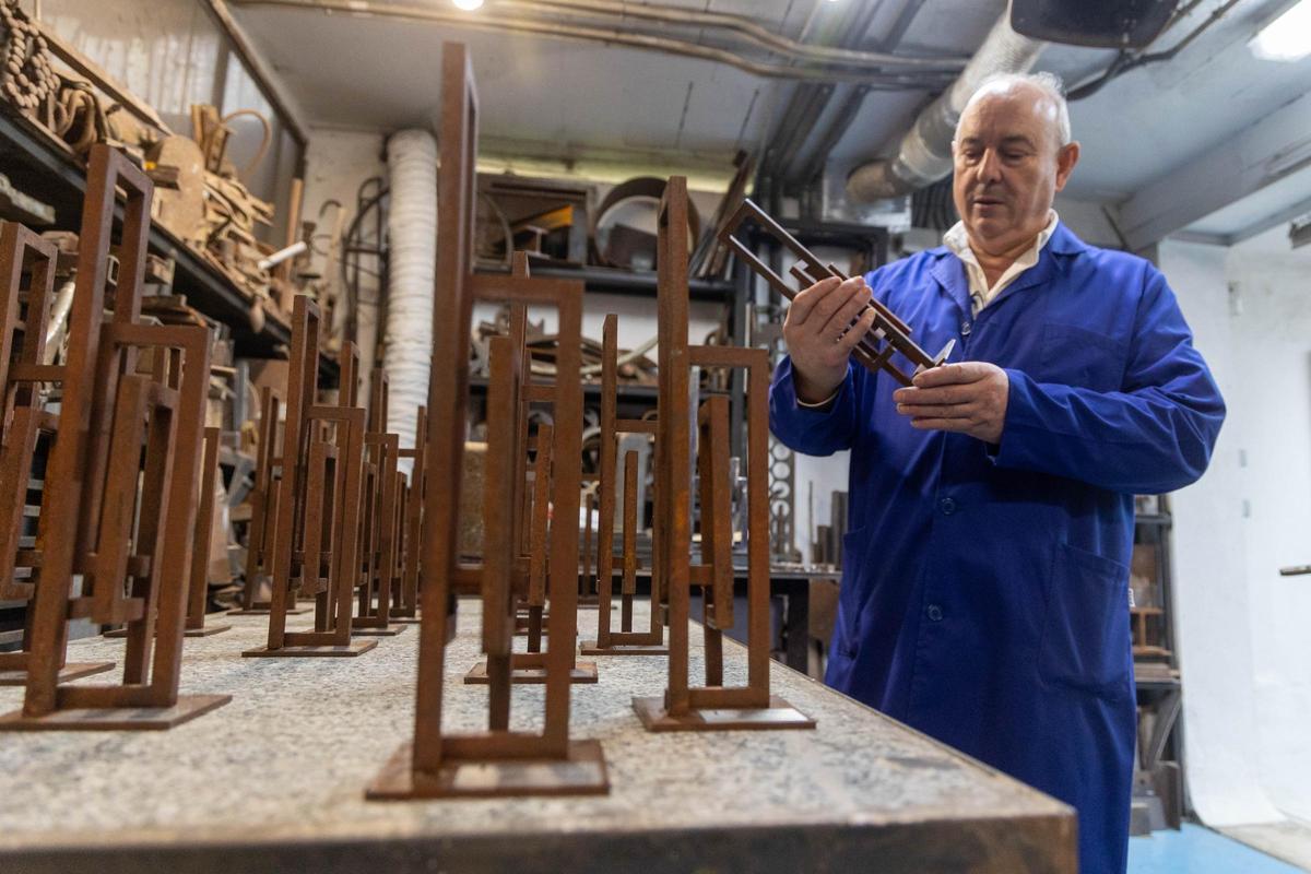 Frutos María observa las obras que se entregarán el próximo jueves en la gala de los "Importantes"