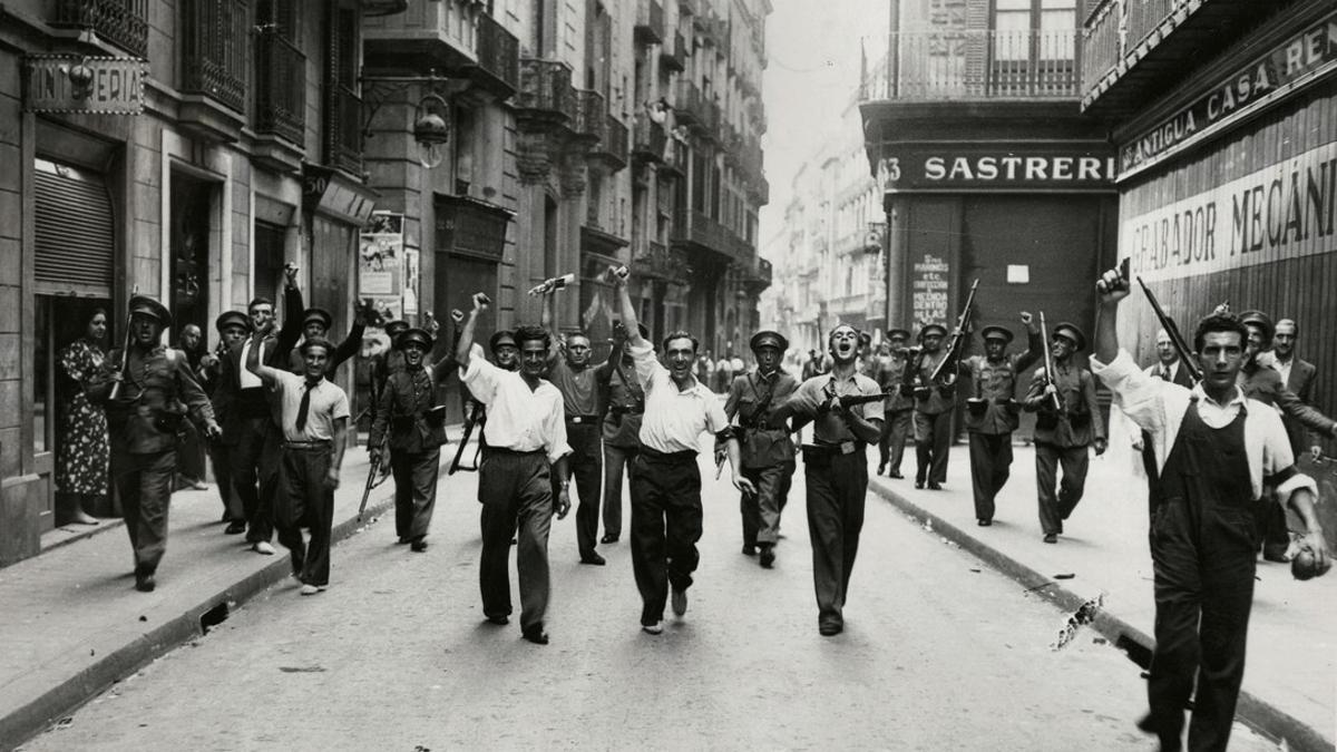 Civiles y carabineros en la calle Ample. Imagen de la exposición 'Pérez de Rozas. Crónica gráfica de Barcelona' del AFB.