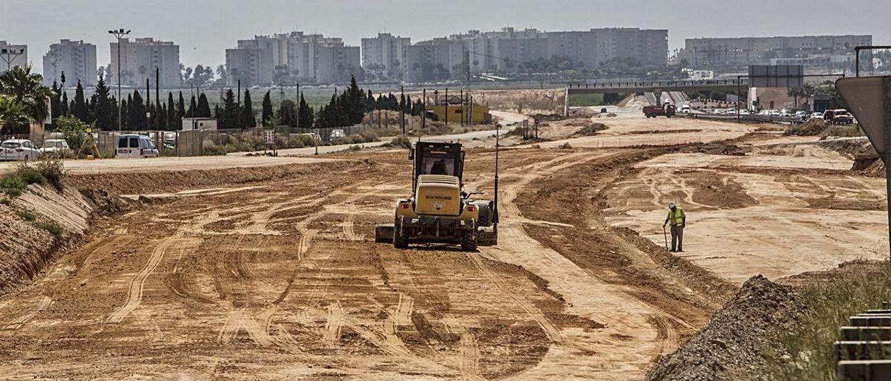 Las obras para mejorar el acceso al aeropuerto avanzan a buen ritmo.