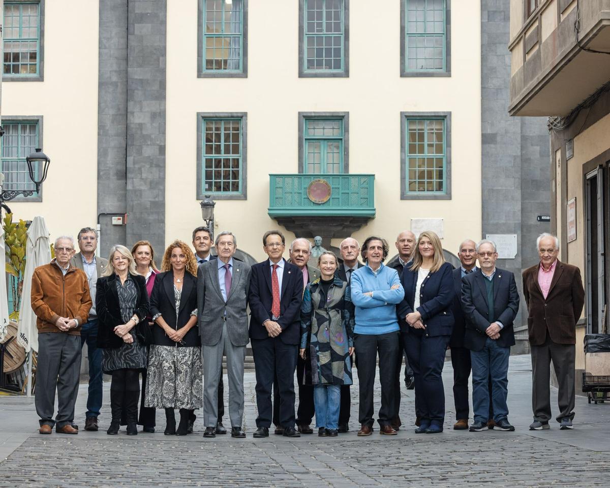 Imagen del equipo directivo actual de la Real Sociedad Económica de Amigos del País de Gran Canaria, que cumple su 250º aniversario.