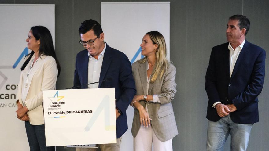 De izquierda a derecha, Vidina Espino, Pablo Rodríguez, María Fernández y Francis Candil, la noche del 28-M en la sede electoral de Coalición Canaria. | | JOSÉ C. GUERRA