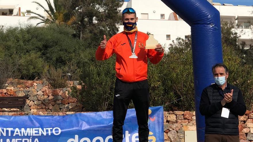 Antonio Vigueras, con su trofeo en el podio