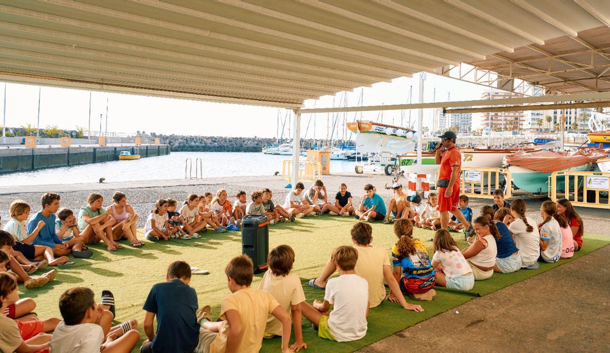 Participantes en el curso de vela en el Muelle Deportivo.