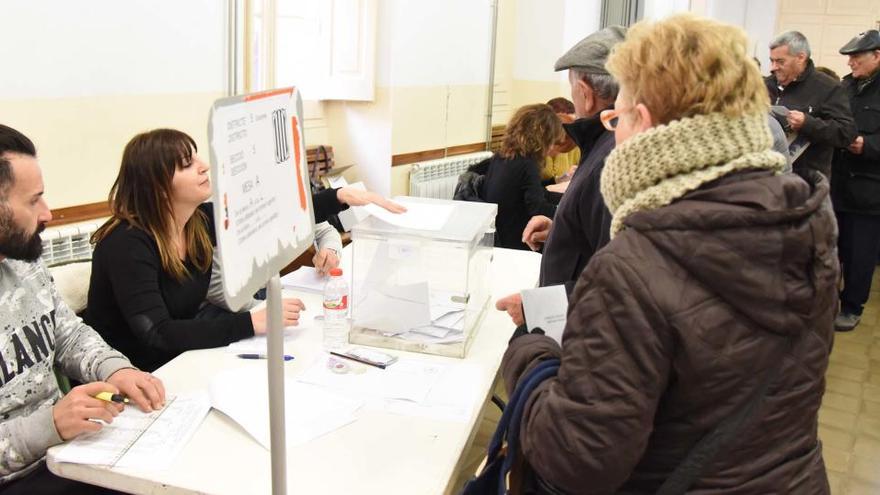 Imatge d&#039;arxiu de persones votant durant les eleccions al Parlament de Catalunya del 2017