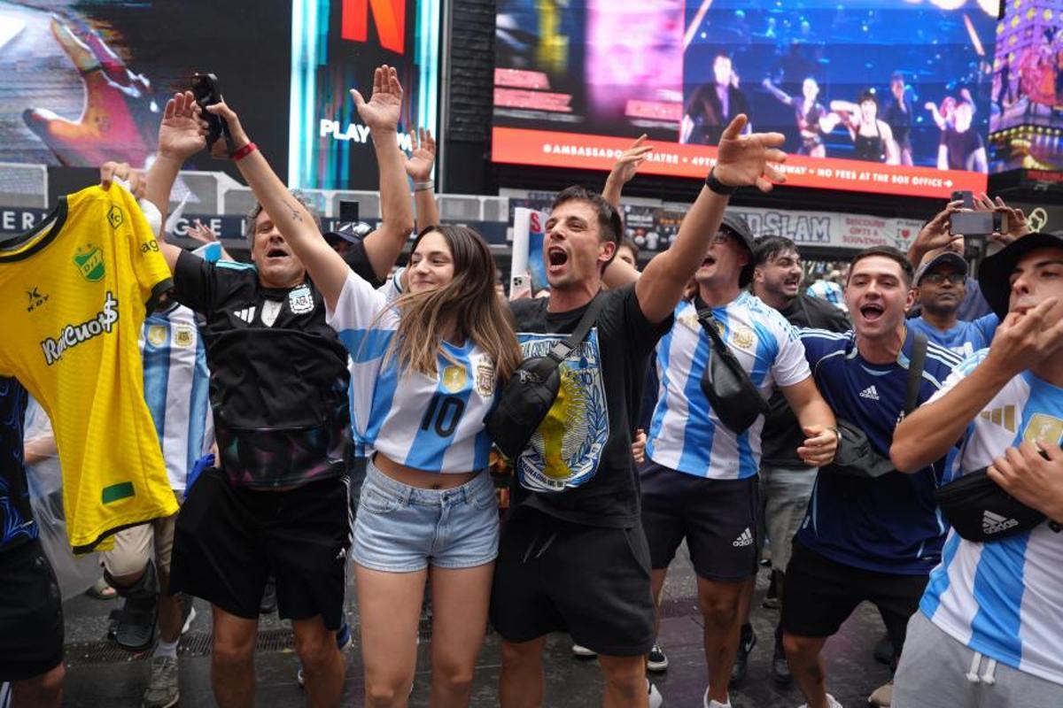 Aficionados de la selección española y  argentina de fútbol  toman Times Square antes de la final de la Copa del Mundo.