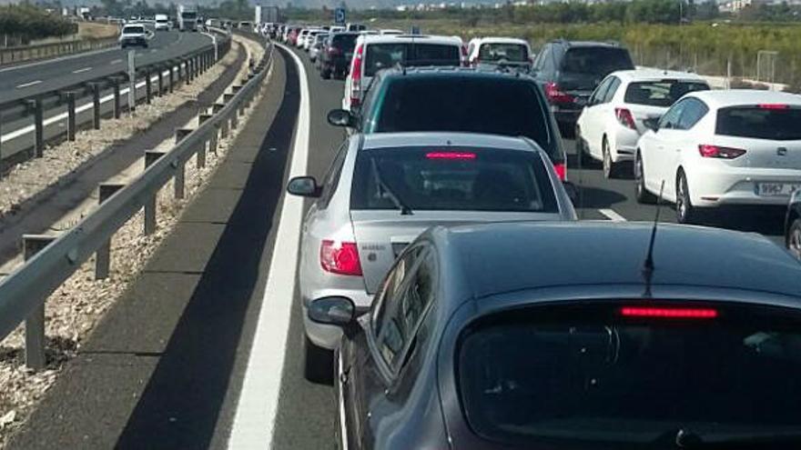 Miles de conductores de Alicante, atrapados en un atasco kilométrico para ir a Murcia