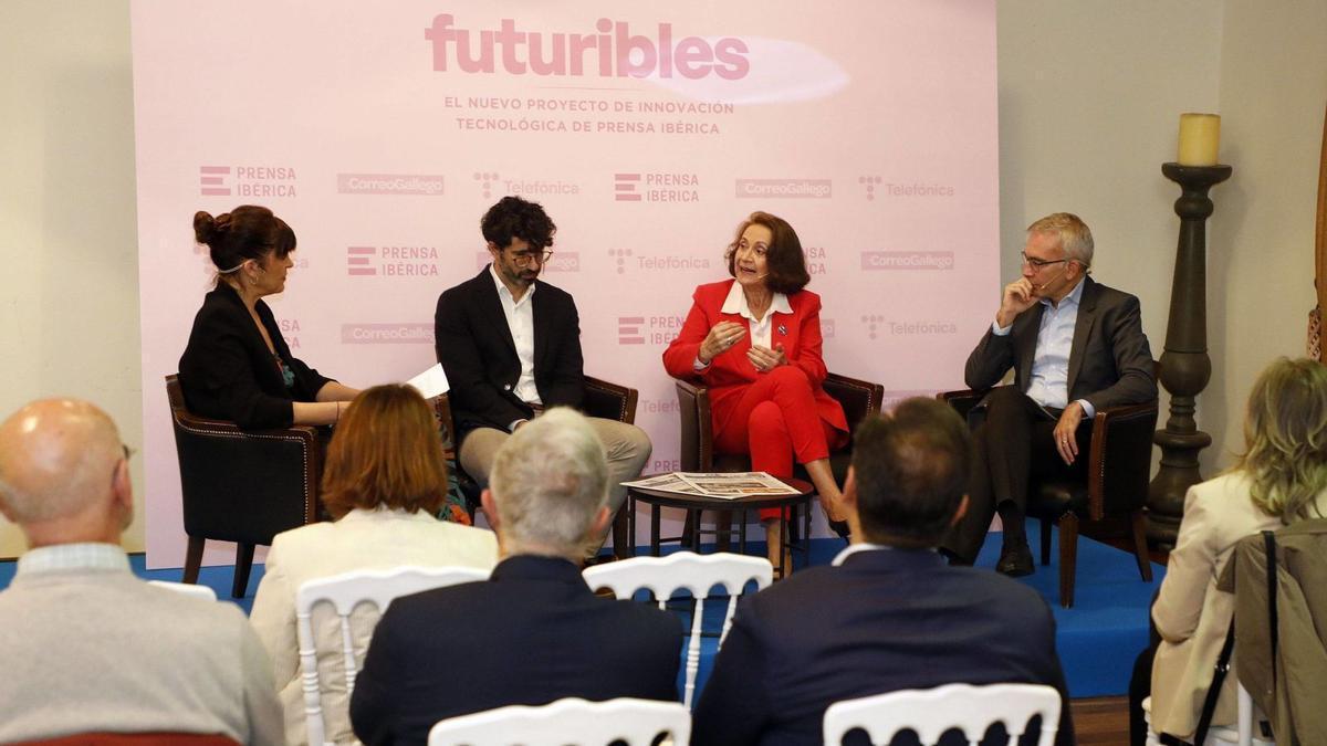 Lois Orosa, segundo por la izquierda, María Antonia Otero y Manuel Ángel Alonso, en el encuentro ‘Futuribles’ que se celebró ayer en Santiago