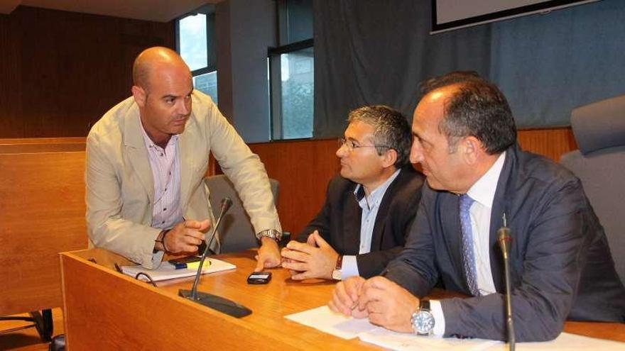 Los tres alcaldes, hablando antes del inicio de una asamblea de la Mancomunidade do Morrazo.  // S.Á.