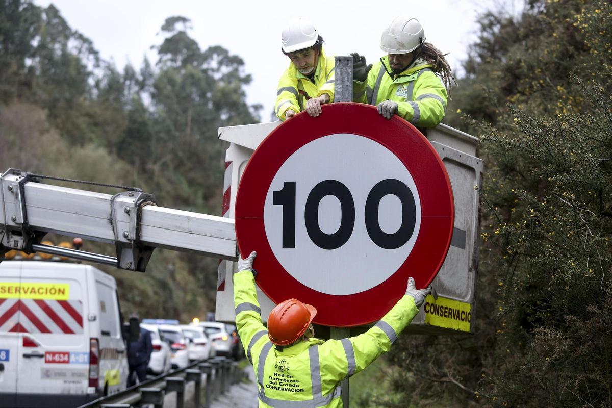 Operarios retiran los límites a 100 para poner los de 90.