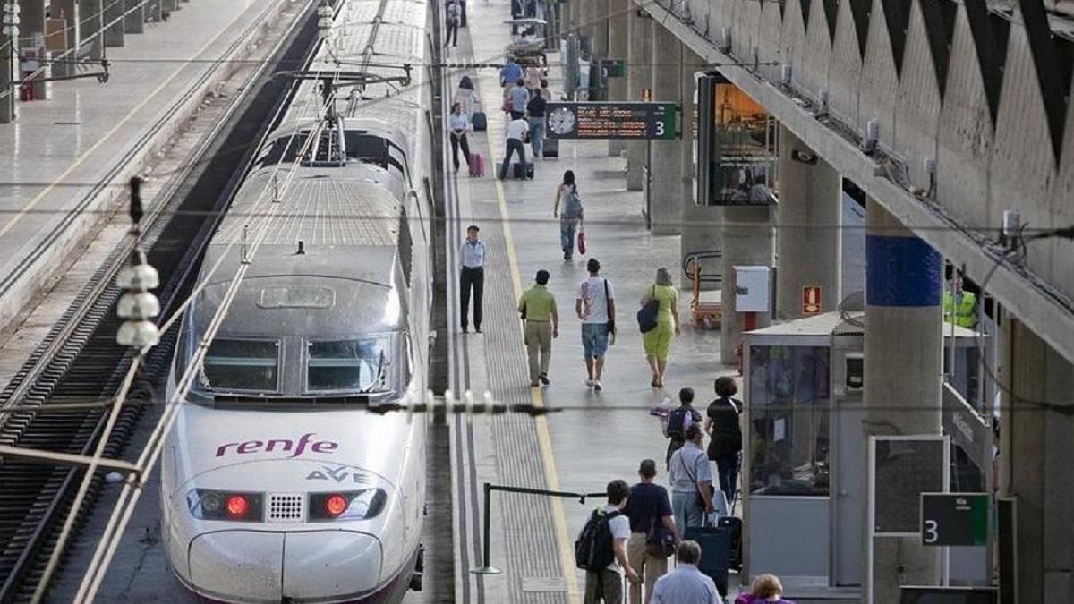 Un AVE espera la subida de los viajeros en la estación de Córdoba.