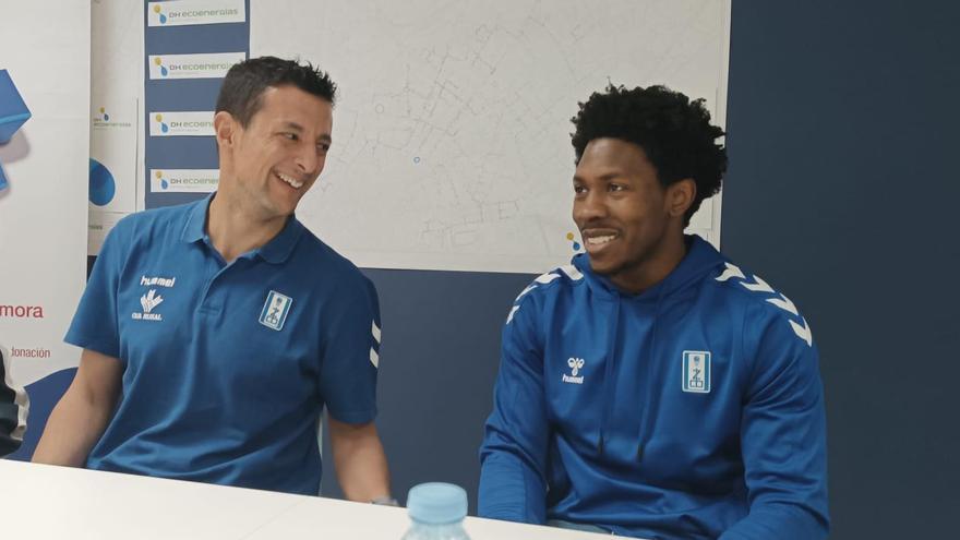 Saulo Hernández y Jordan Walker, bromean antes del inicio de la rueda de prensa de este miércoles.