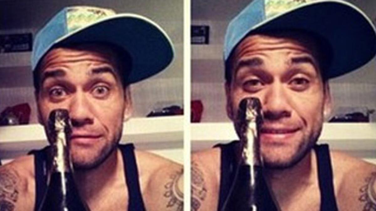 Dani Alves, celebrando el título, en una imagen que ha colgado en Twitter