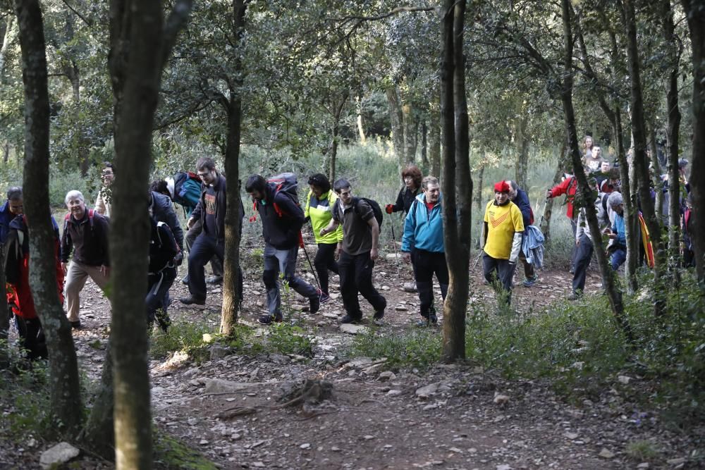 Pujada al castell de Sant Miquel per protestar contra les maniobres convocades per l exercit.