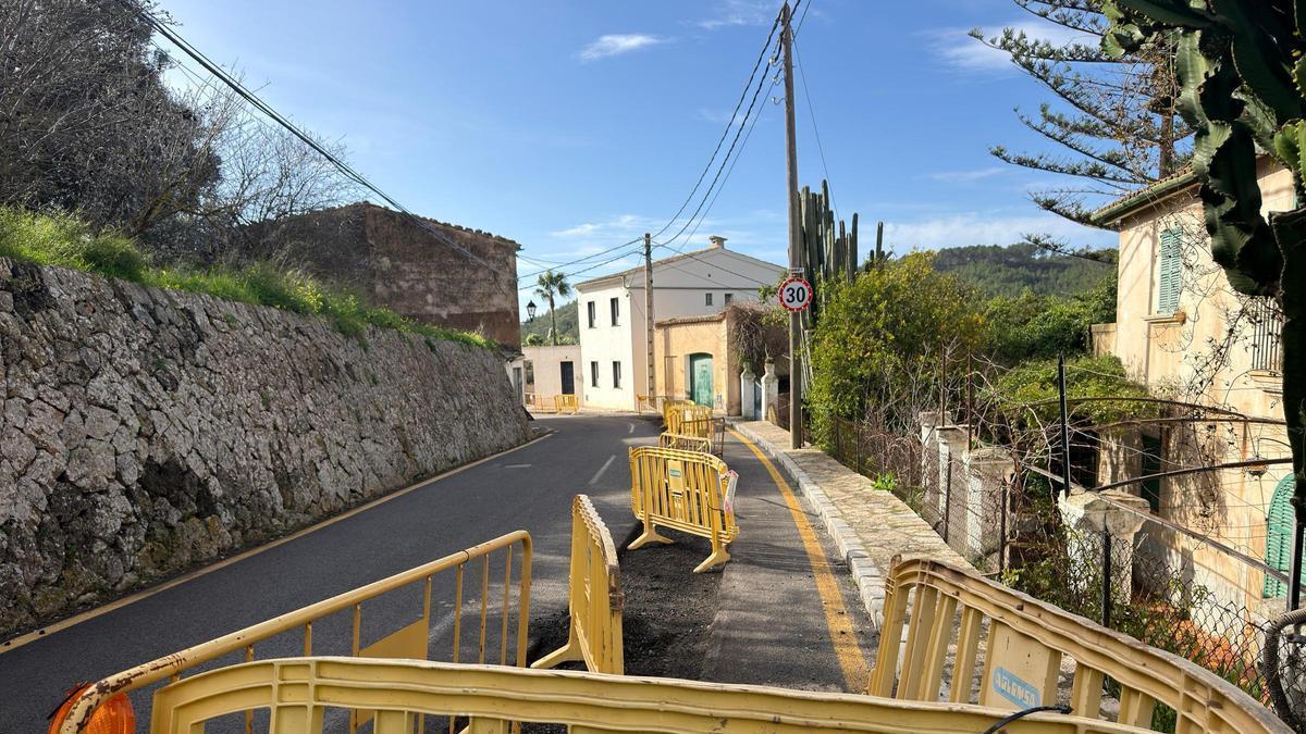 Apertura de la calzada en la barriada de Sa Coma, una de las zonas del plan de renovación y dotación de red de agua en Andratx.