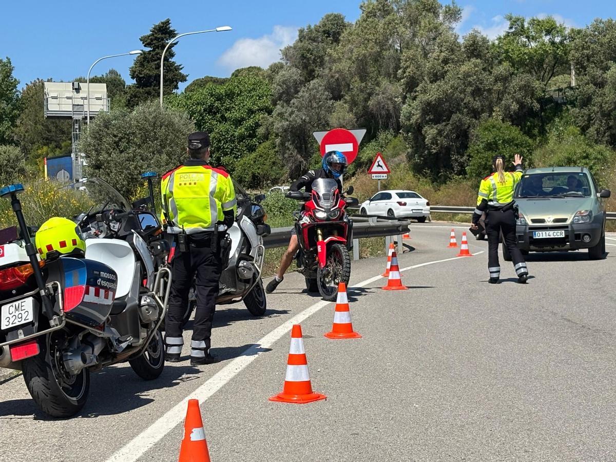 Agentes de la unidad de Trànsit de Mossos d'Esquadra en uno de los controles