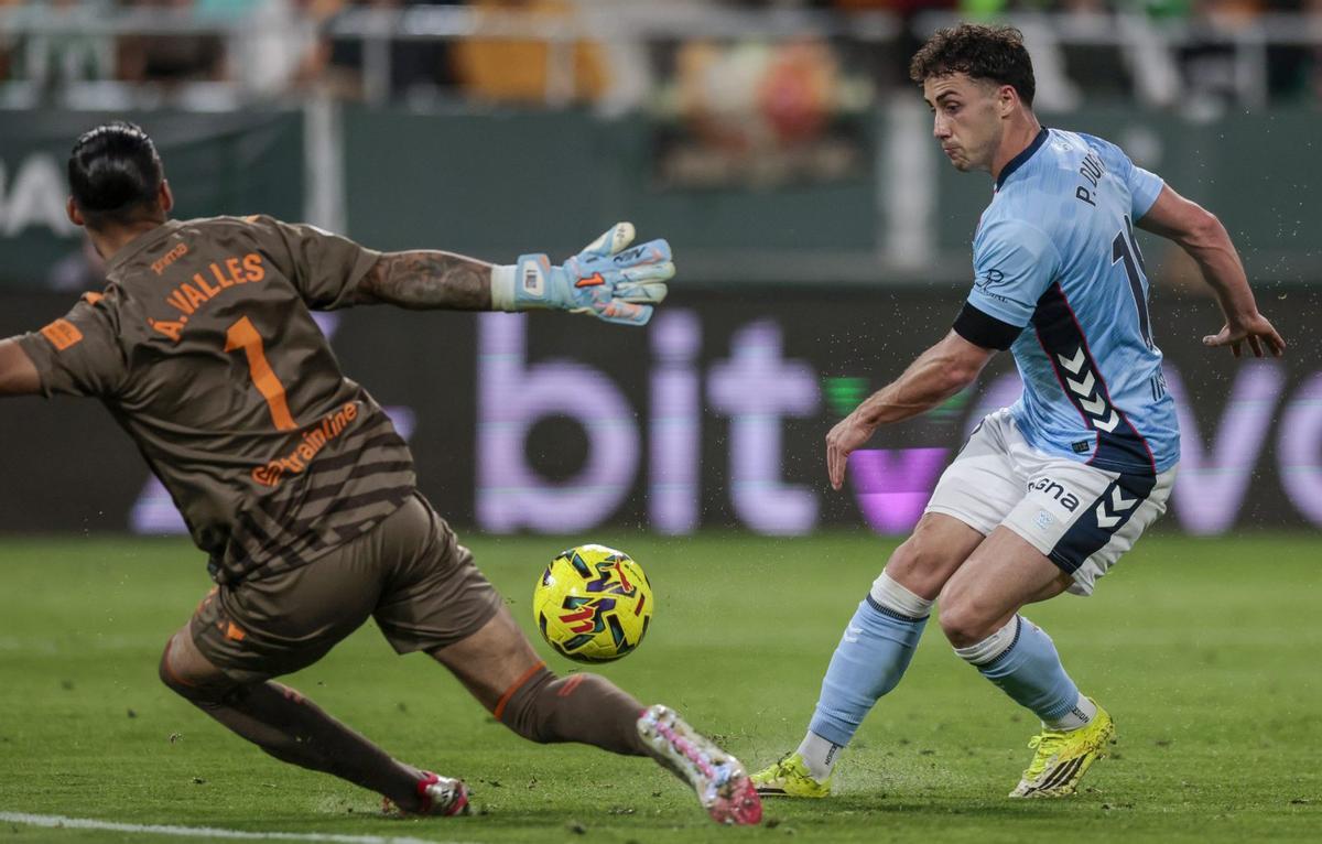Pablo Durán encara al portero del Betis, Adrián Valles, en una de las ocasiones más claras del Celta en el primer tiempo. | LOF