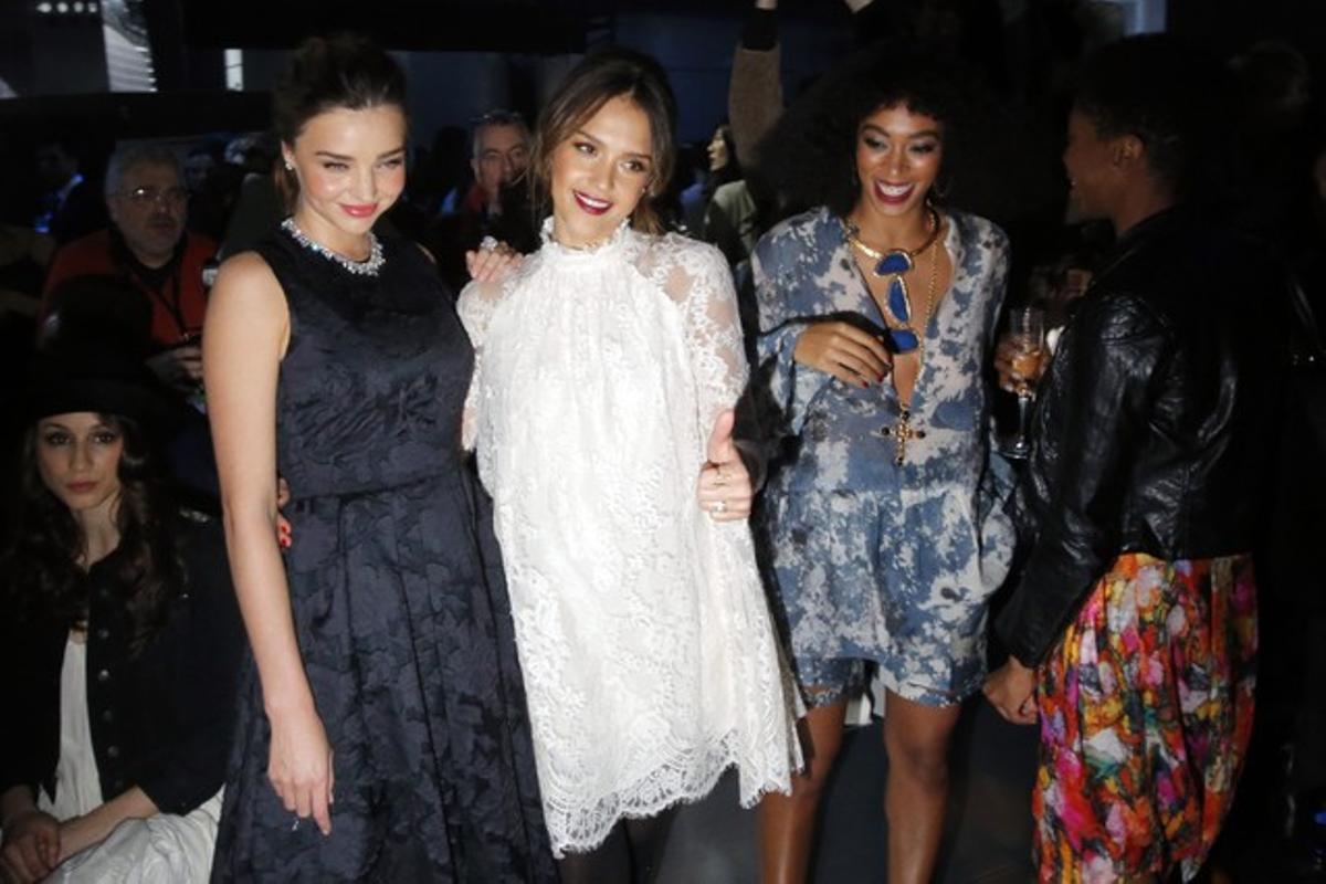 La model australiana Miranda Kerr amb l’actriu, Jessica Alba i la germana de Beyoncé, Solange Knowles, posant abans de la desfilada de H&M.